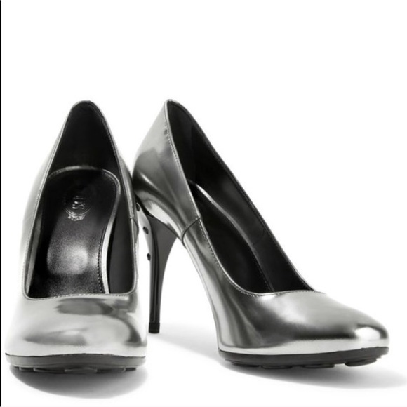 T O D S : Metallic Silver Leather Studded Pumps - Picture 6 of 8